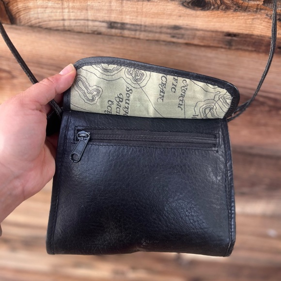 VINTAGE | Classic Black Genuine Leather Crossbody Bag - Picture 4 of 6